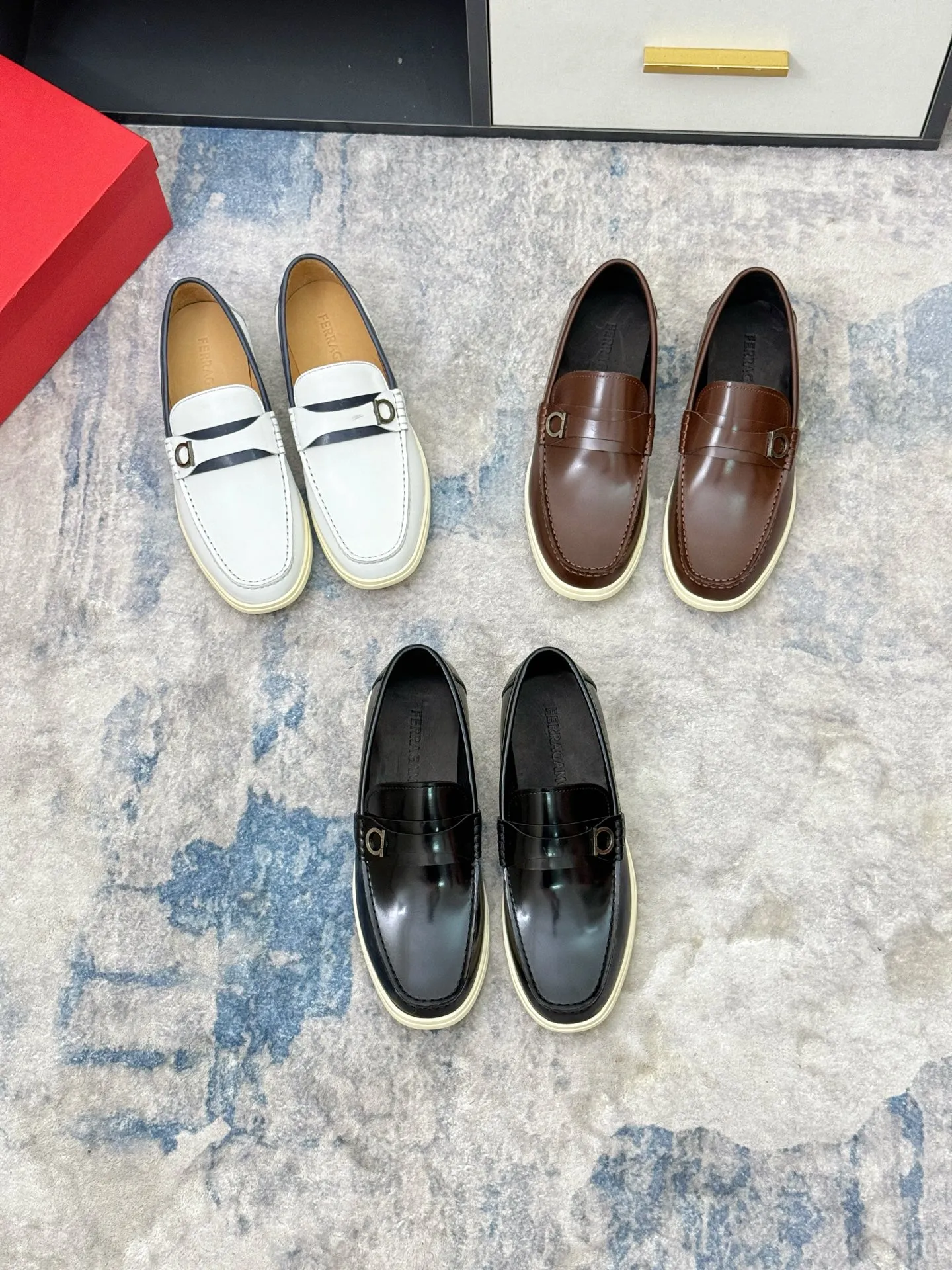 [Ferragamo] P: 580💰 Number of yards: 38~44 (45 orders are non-returnable) Ferragam's new men's driving shoes, the fabric is made of imported cowhide, with visible texture, heavy industrial stitching, dyed calfskin inside, standard logo cowhide feet, big-name experience, soft and comfortable on the feet, a men's favorite, special non-slip and wear-resistant rubber soles, easy to handle various occasions, with original box packaging!
